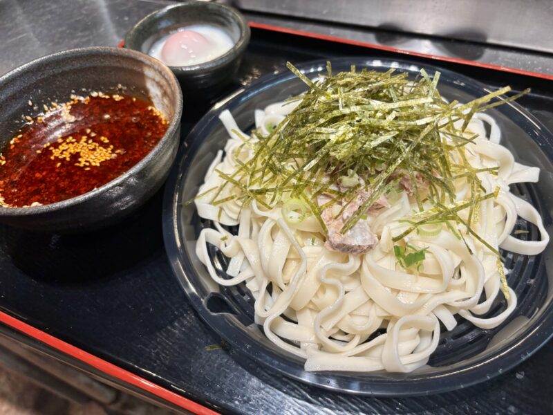 冷たいラー油つけ肉玉うどん