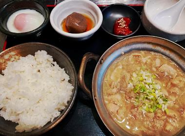 豚MIXホルモンの上州味噌煮込みと温泉卵の定食