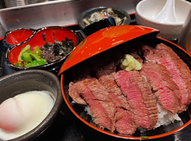 牛骨出汁も楽しむ牛ひつまぶし丼と温泉卵の定食